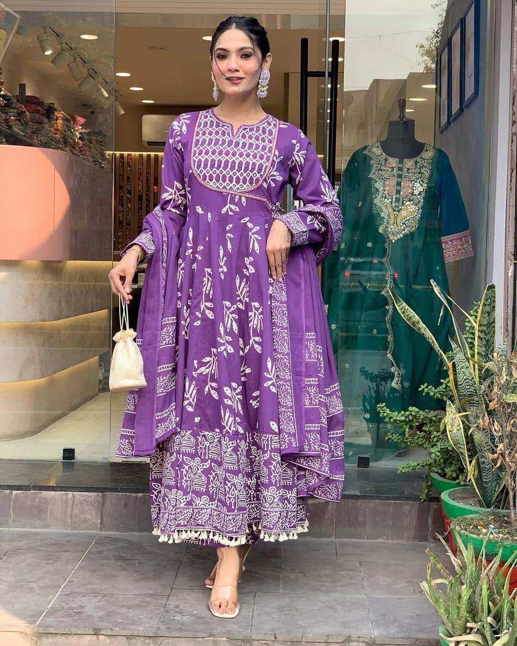 beautiful Heavy Anarkali 3pcs kurti set Suqens work Suit Wich is Beautifully Decorated It is Paired